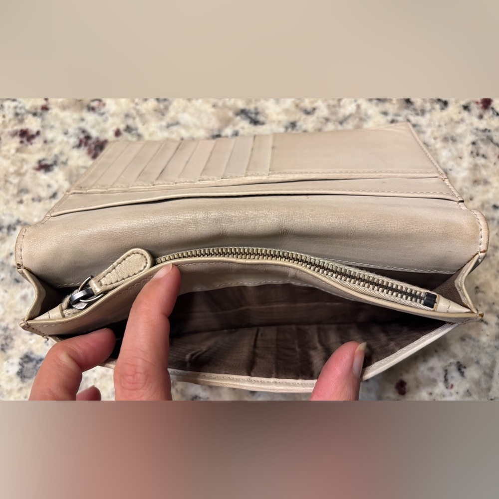 Bottega Veneta Long Bifold Wallet (Authentic) - Picture 8 of 15